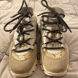 Women’s sneakers size 8